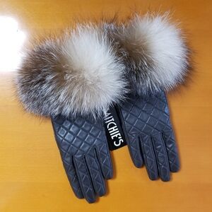 Chic Black Quilted Gloves with Fur Trim